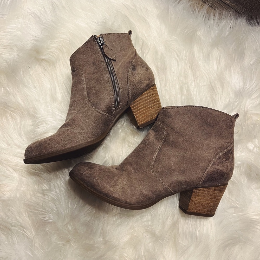 Franco Sarto 7.5 Cute Suede Heeled Booties